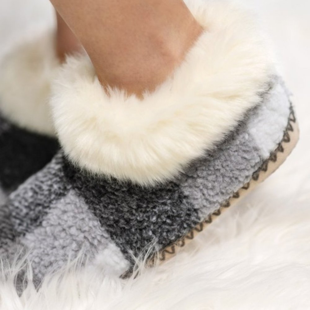 ๐ Black & White Buffalo Check Plaid Indoor Slipper Booties Faux Fur Lining ๐ - Picture 3 of 5